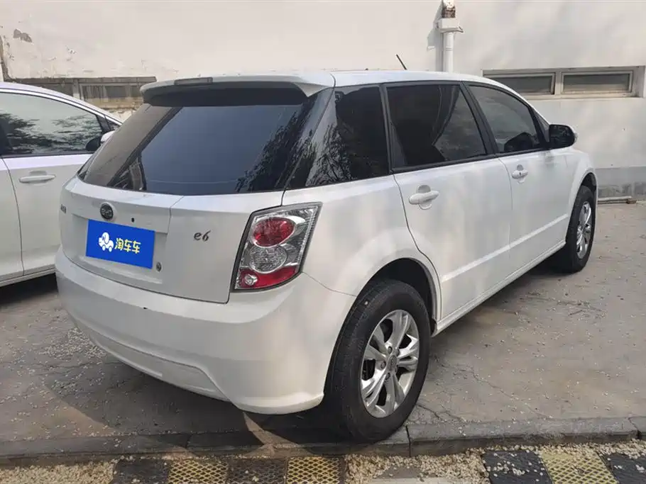 BYD E6