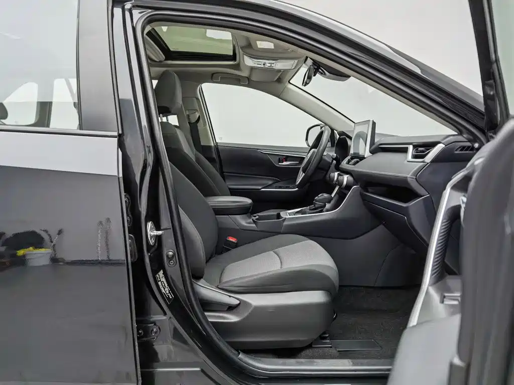 Фото 23 - Toyota RAV4