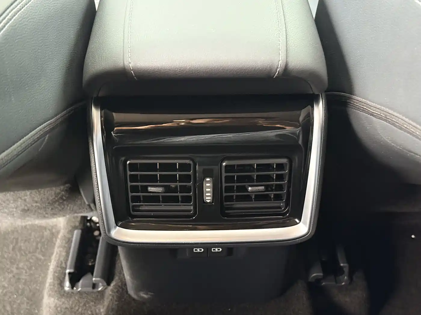 Toyota Venza 2023 2.0L CVT FWD Premium фото 17
