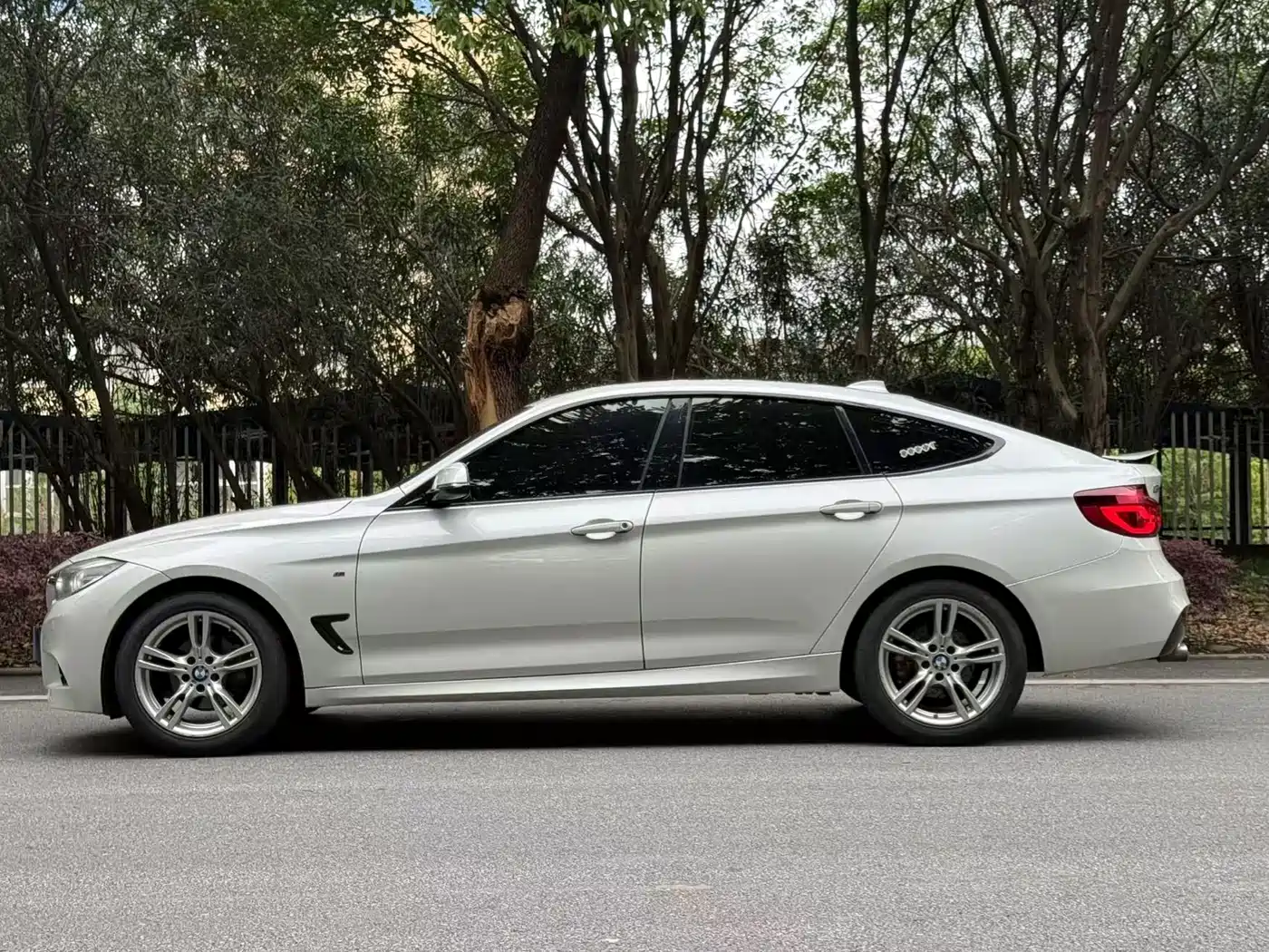 BMW 3 Series GT 2018 320i M Sport фото 9
