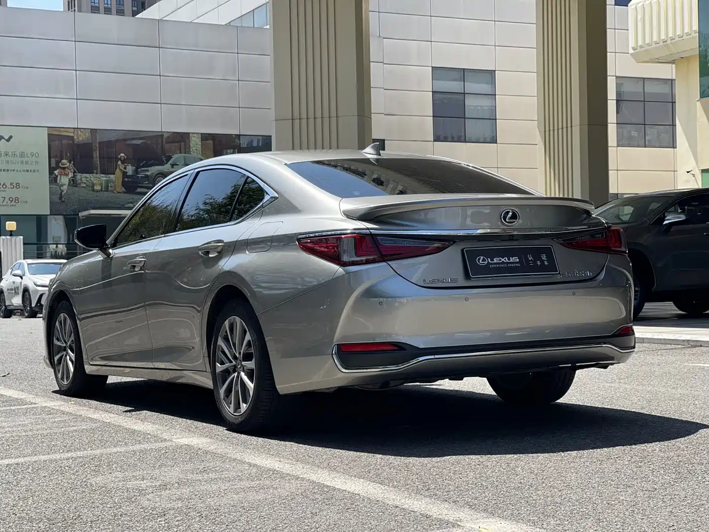 Lexus ES 2022 300h Excellence Edition фото 4