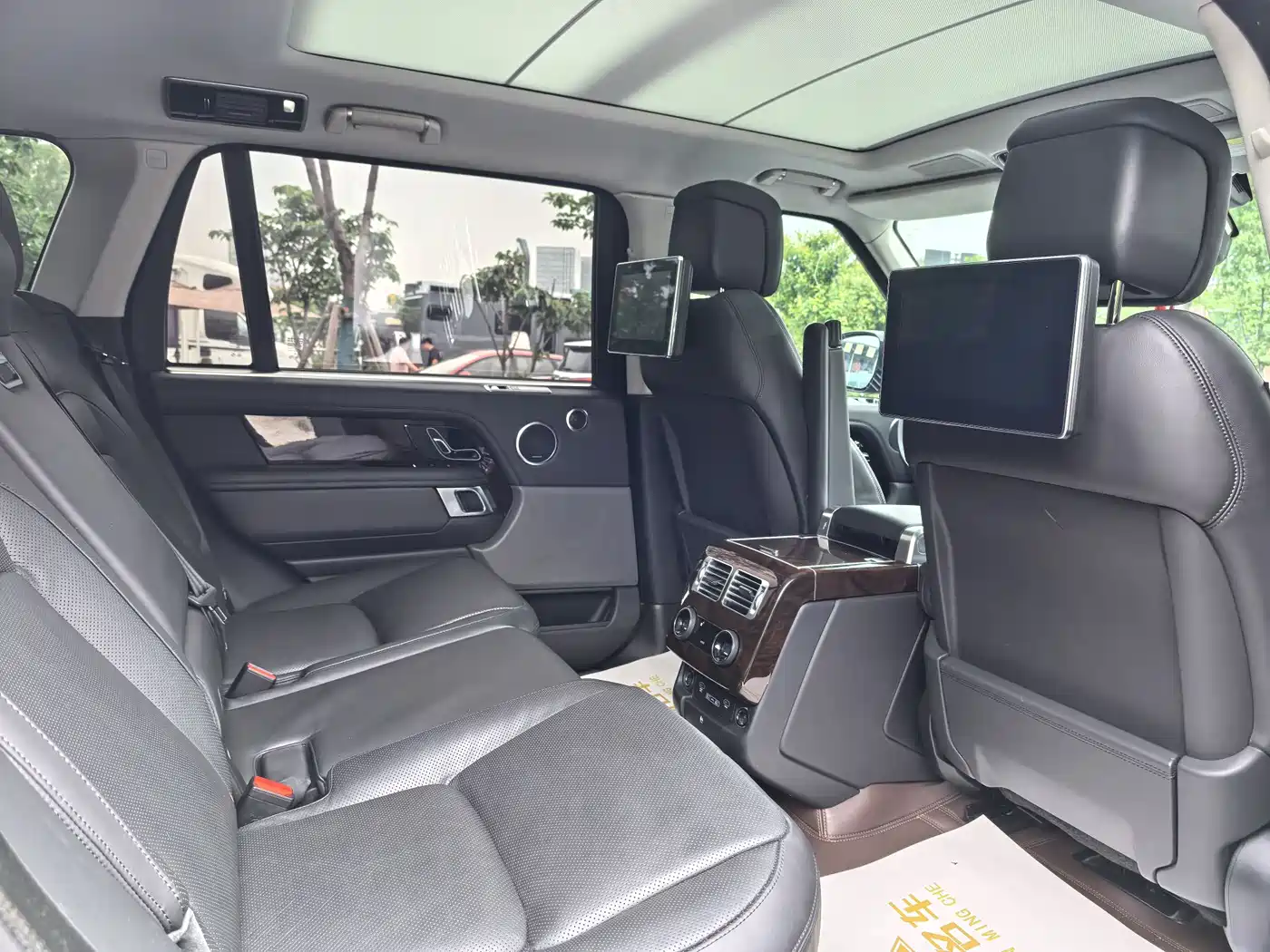 Land Rover Range Rover 2021 3.0 L6 Heritage Extended Classic Edition фото 11
