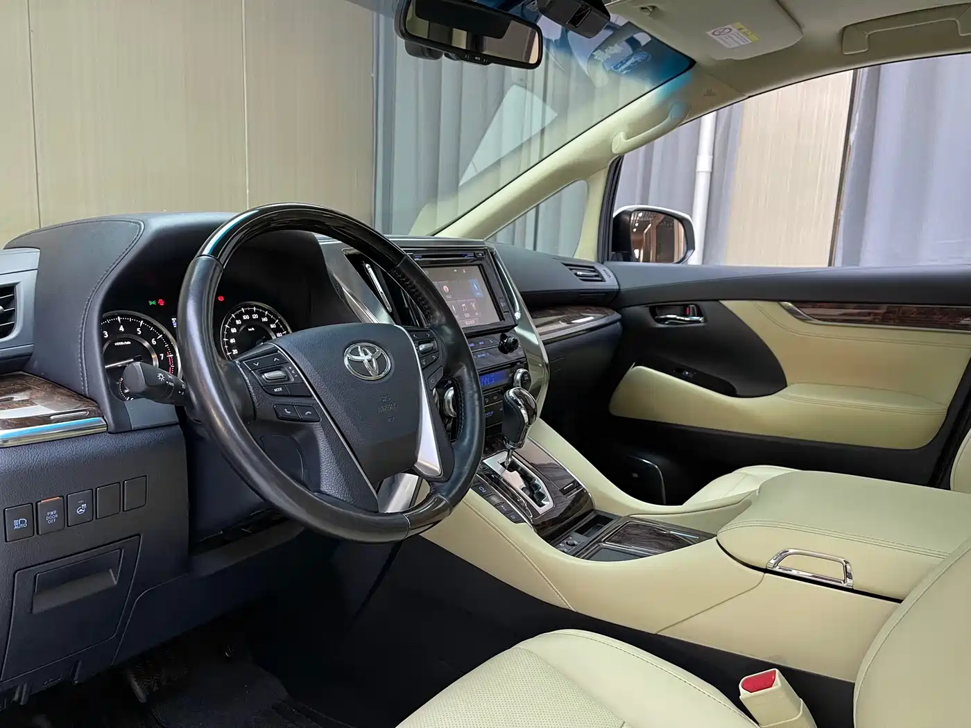 Toyota Alphard 2018 Facelift 3.5L Luxury Edition фото 4
