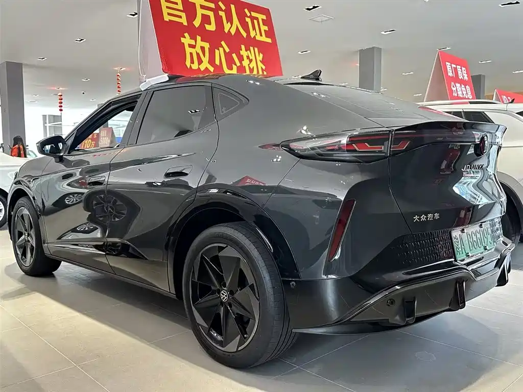 VOLKSWAGEN WITH THE CROWD 06