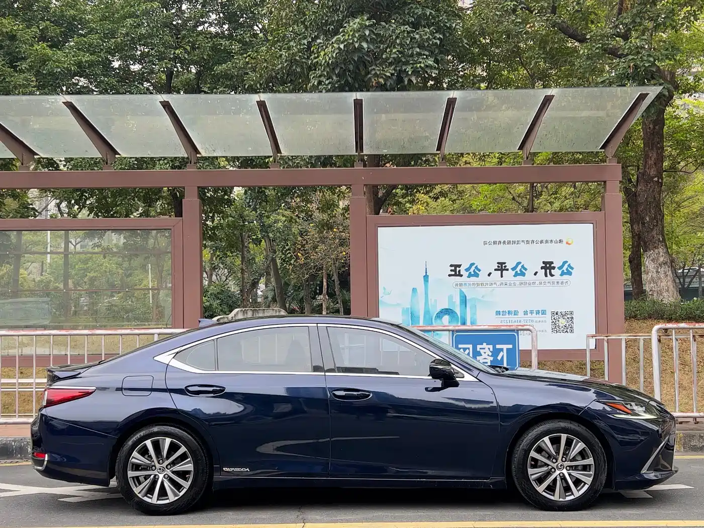 Lexus ES 2018 300h Excellence Edition China V фото 4