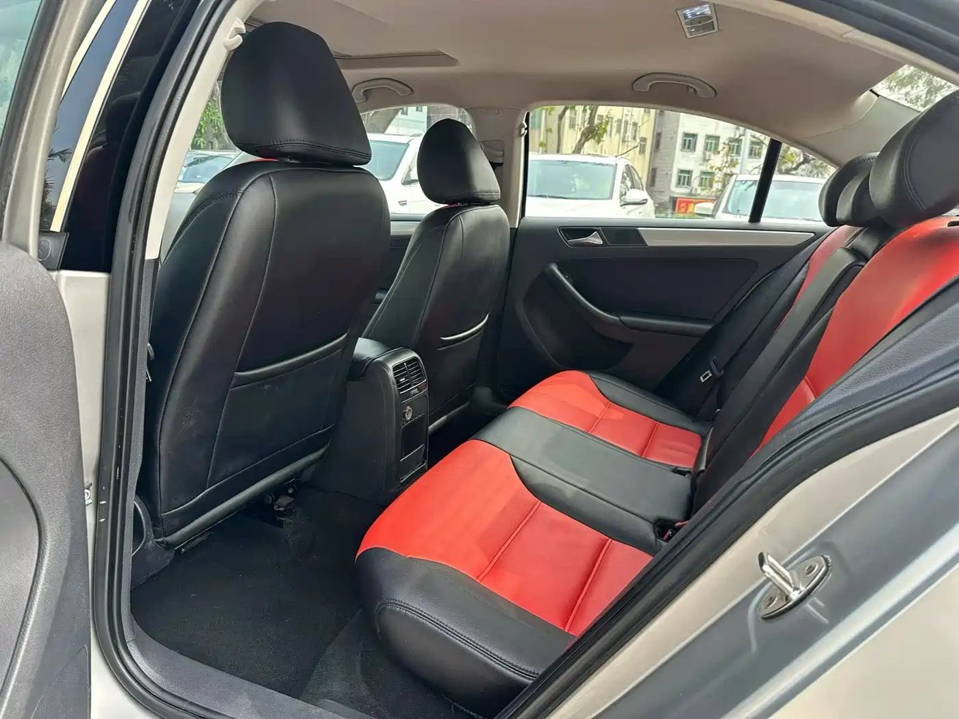 Volkswagen Sagitar 2012 1.6L Automatic Comfort Type фото 5