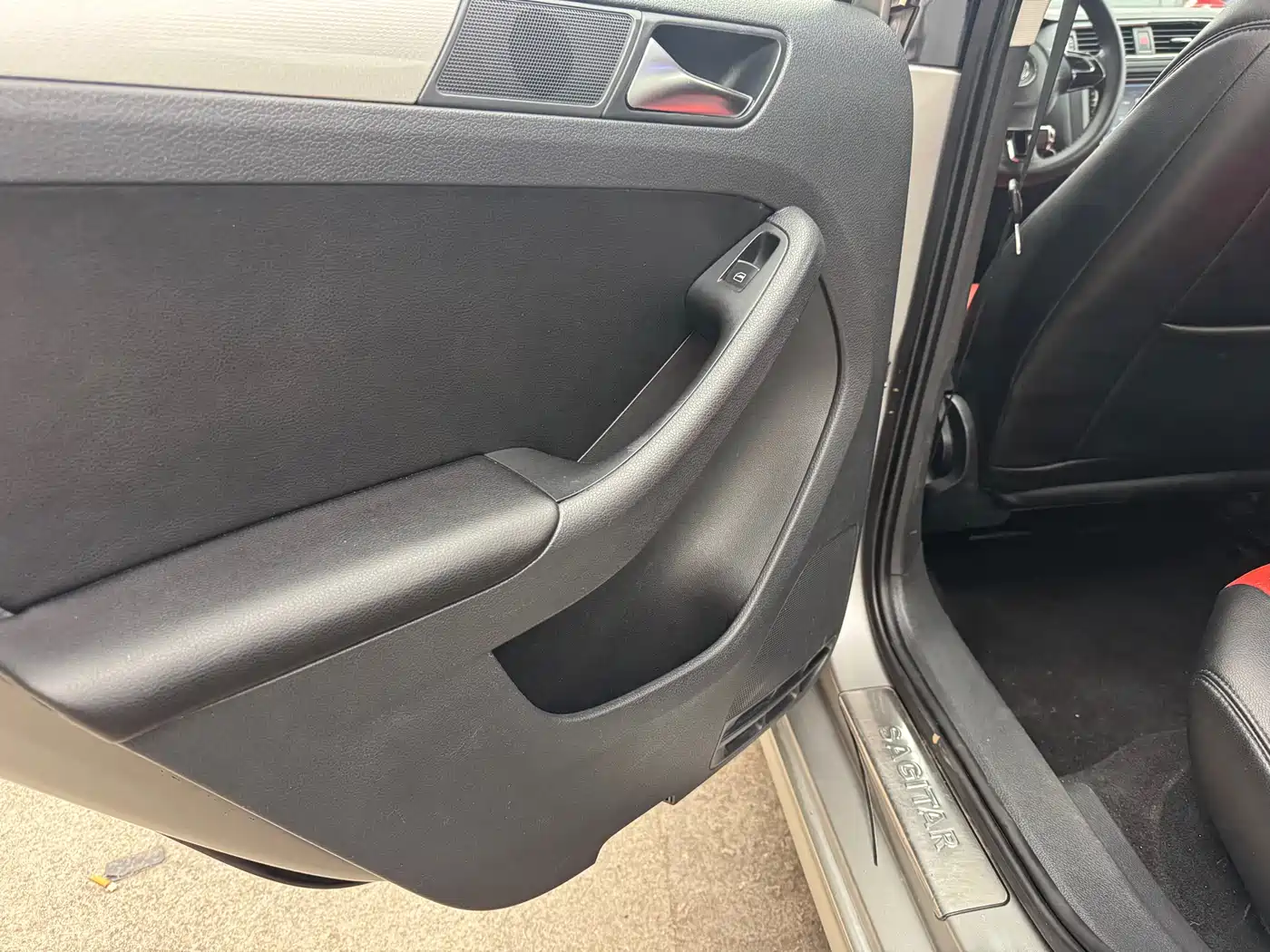 Volkswagen Sagitar 2012 1.6L Automatic Comfort Type фото 17