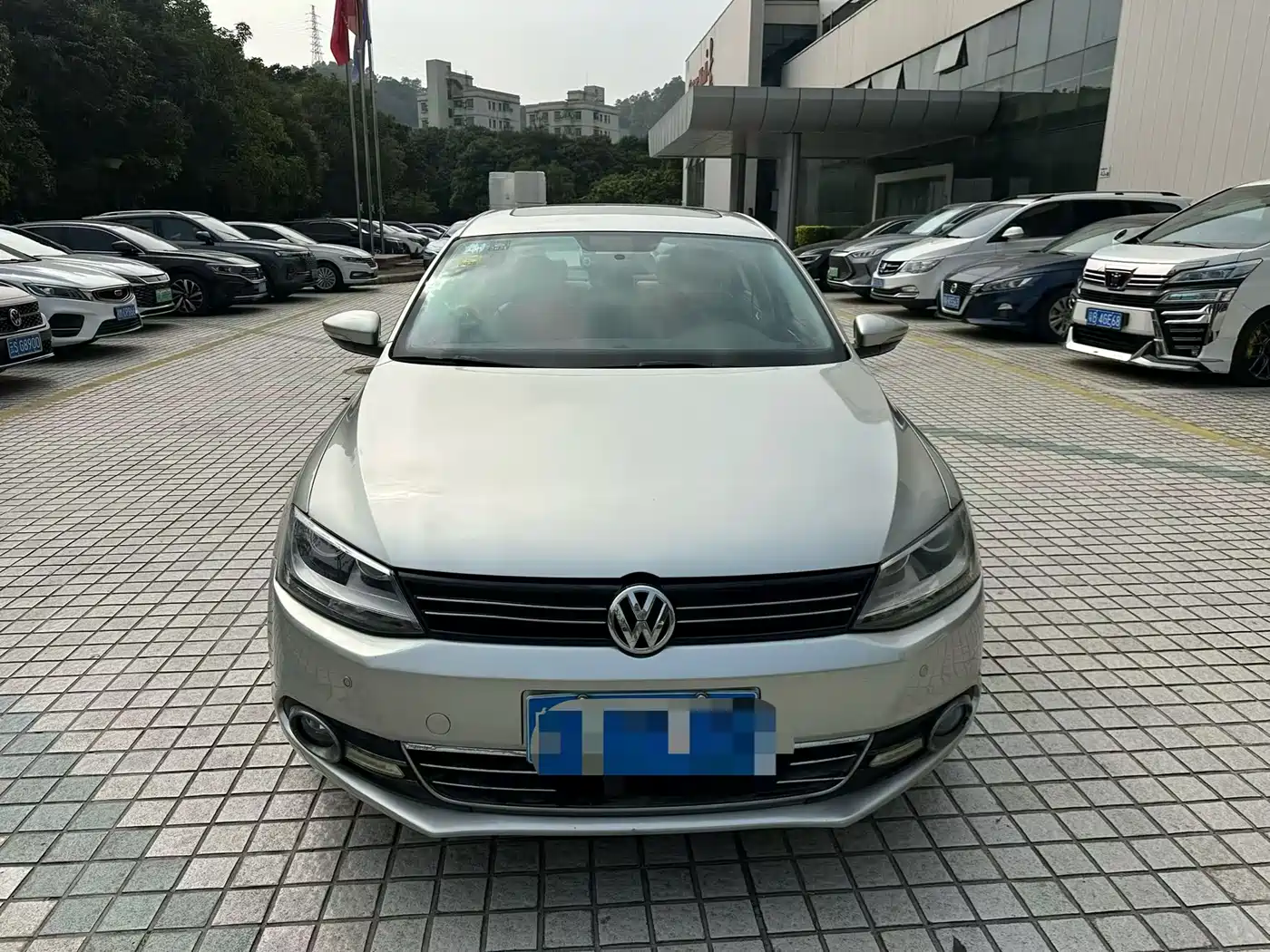 Volkswagen Sagitar 2012 1.6L Automatic Comfort Type фото 2