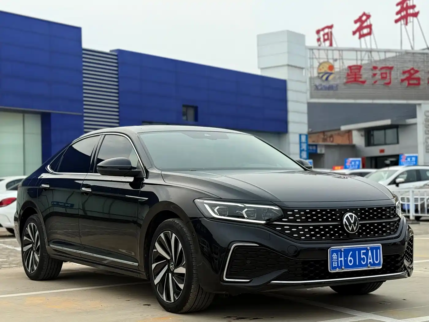 Volkswagen Passat 2022 330TSI Starlight Luxury Edition фото 4