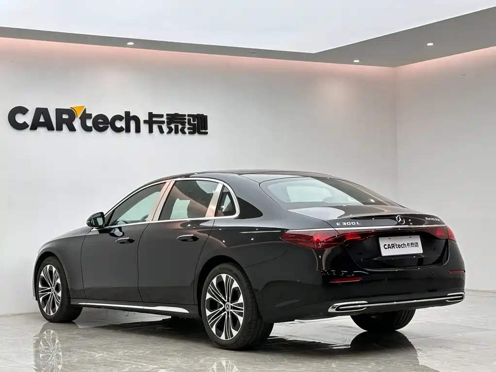 Фото 3 - Mercedes-Benz E-Class
