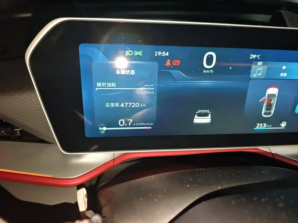 Фото 8 - Geely Binyue