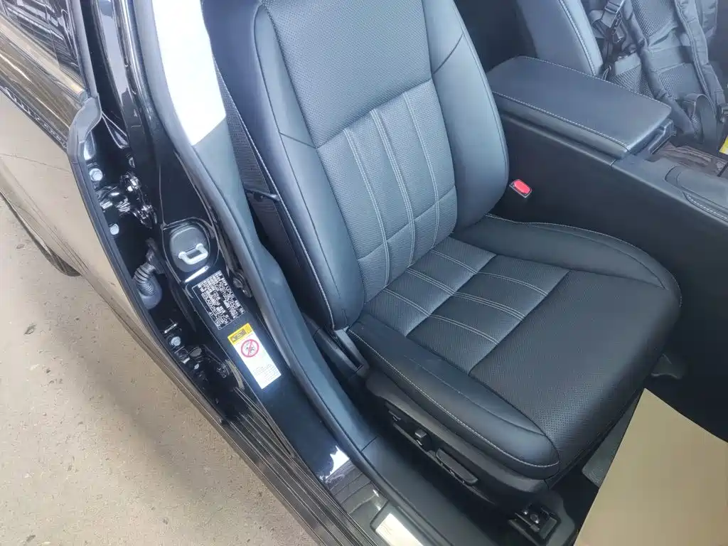 Фото 25 - Lexus ES