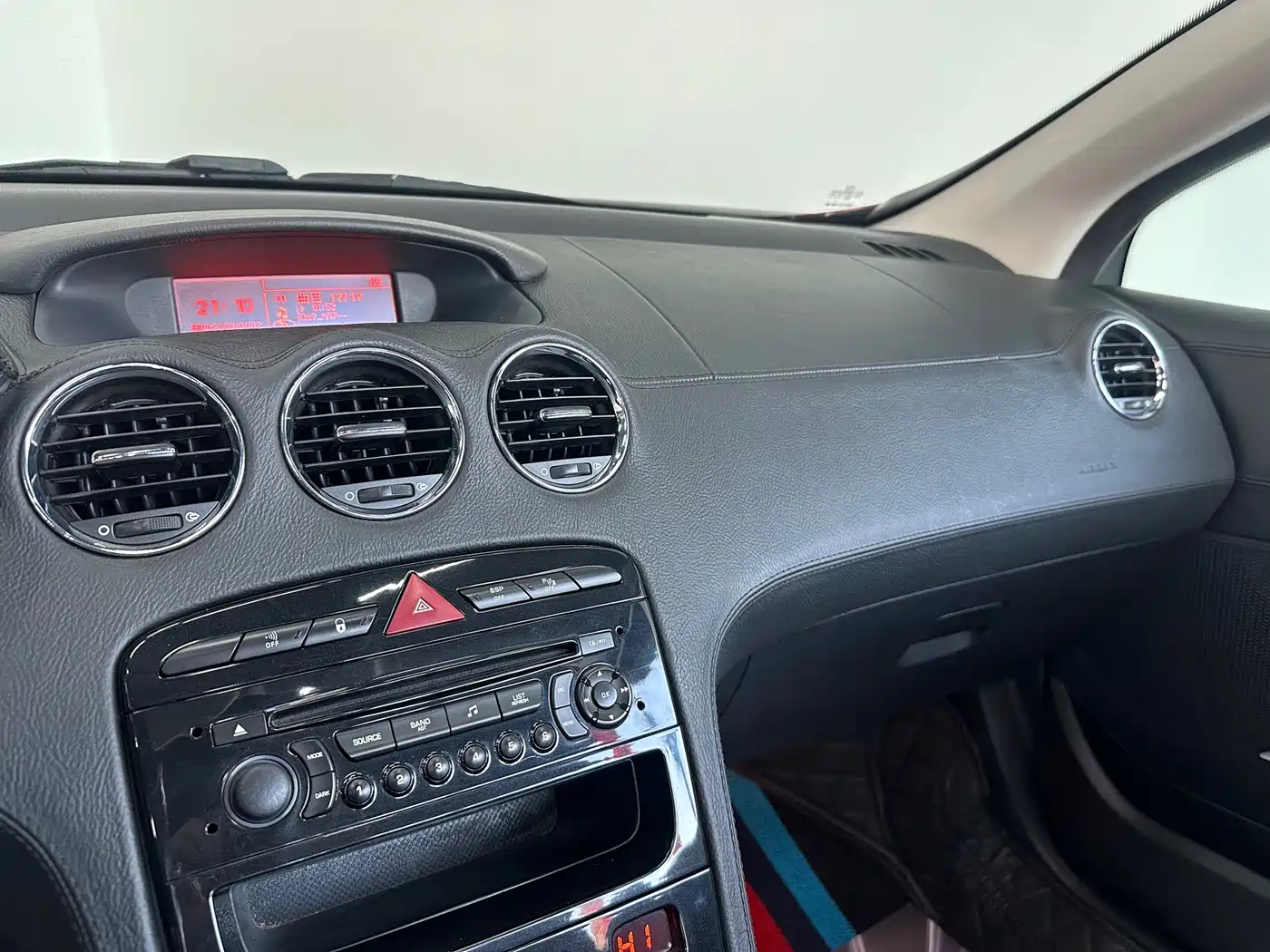 Peugeot 308 (Import) 2009 1.6T CC Automatic Luxury фото 16