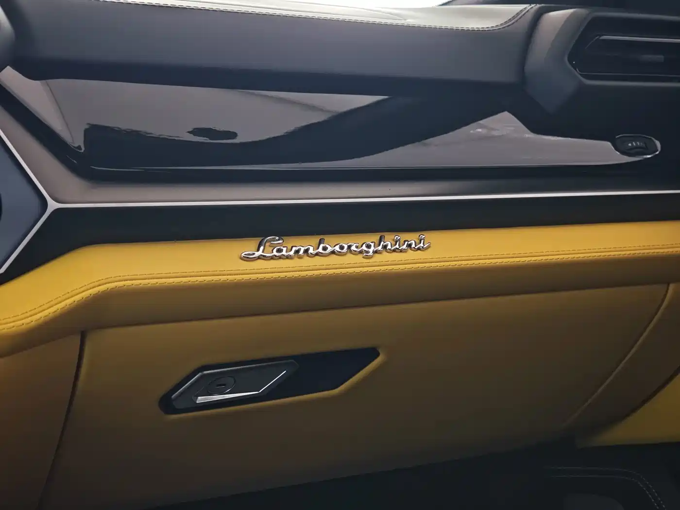 Lamborghini Urus SE 2026 2025 4.0T Standard Edition