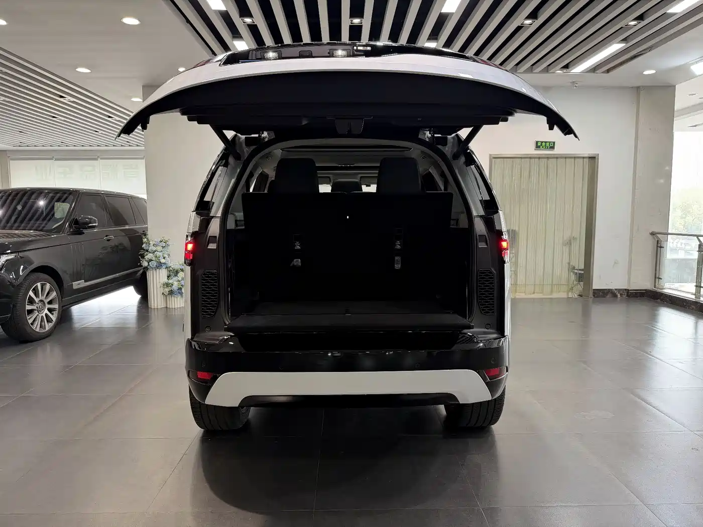 Land Rover Discovery 2024 360PS Dynamic SE фото 40