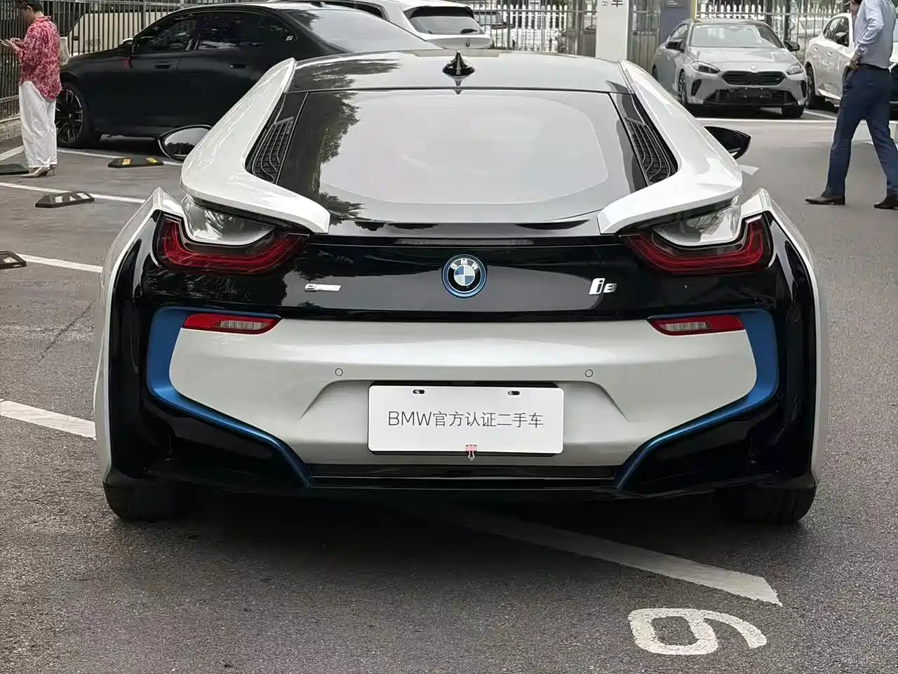 Photo 15 - BMW i8