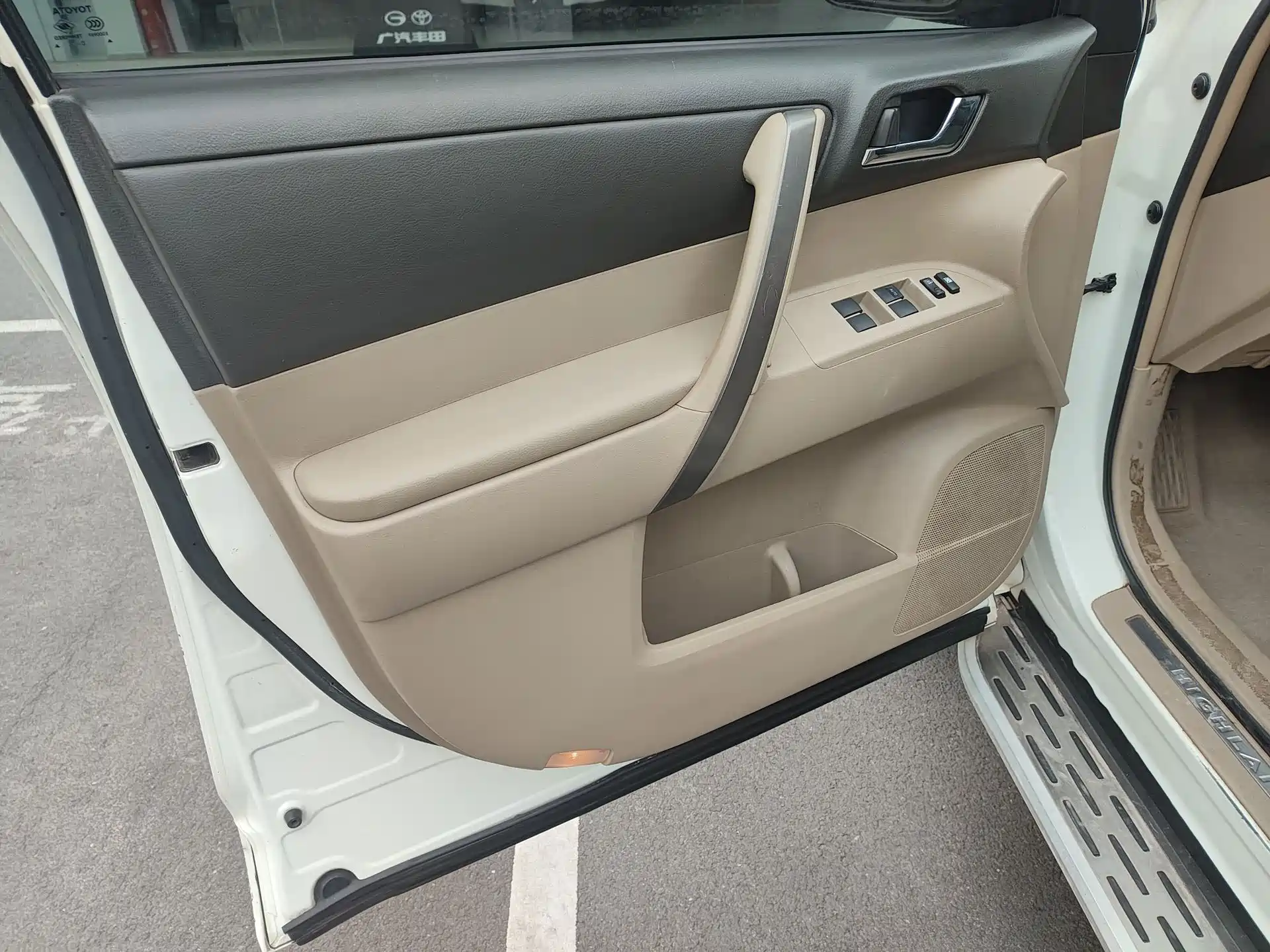 Photo 4 - Toyota Highlander