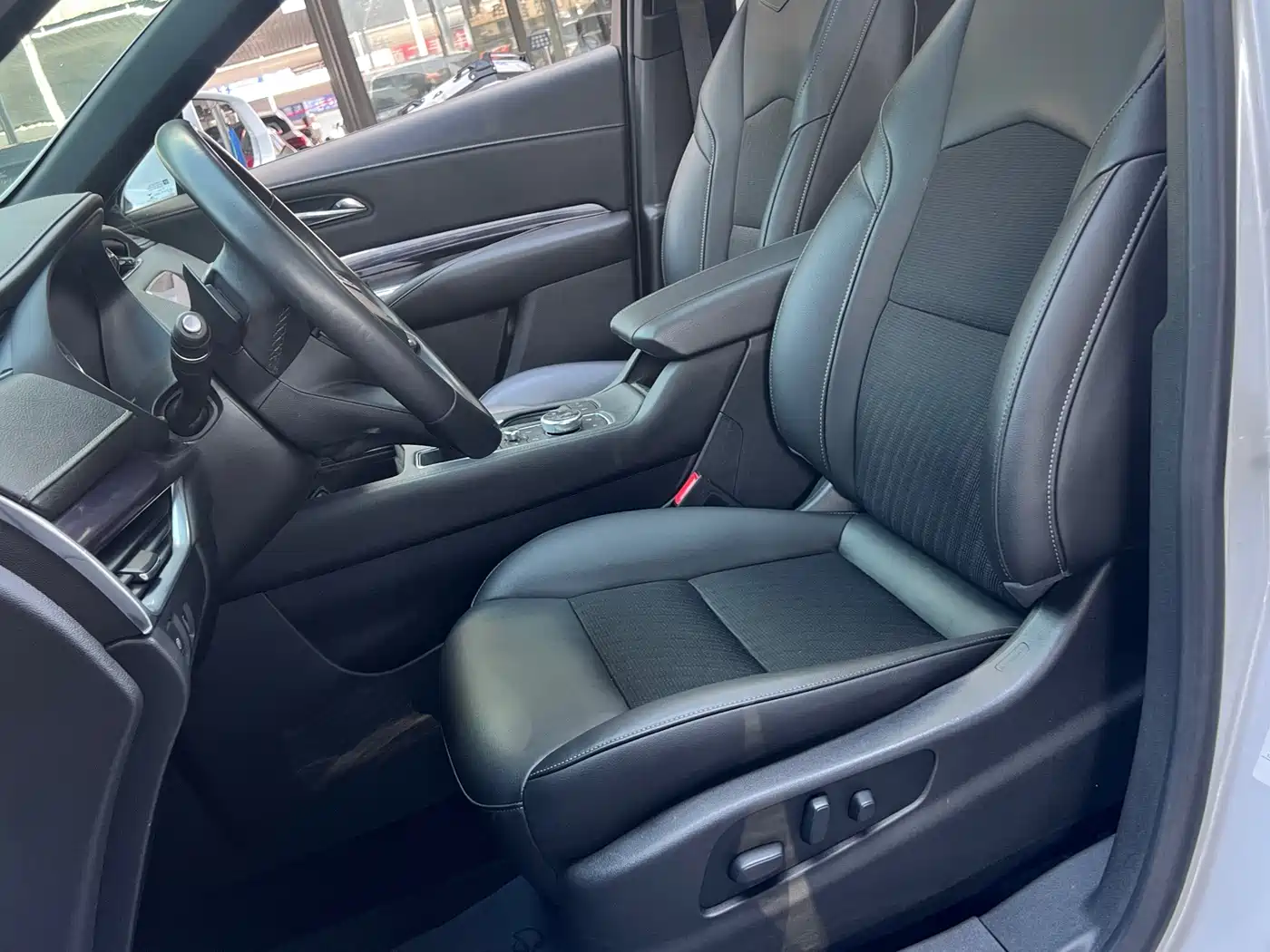 Фото 8 - Cadillac XT4