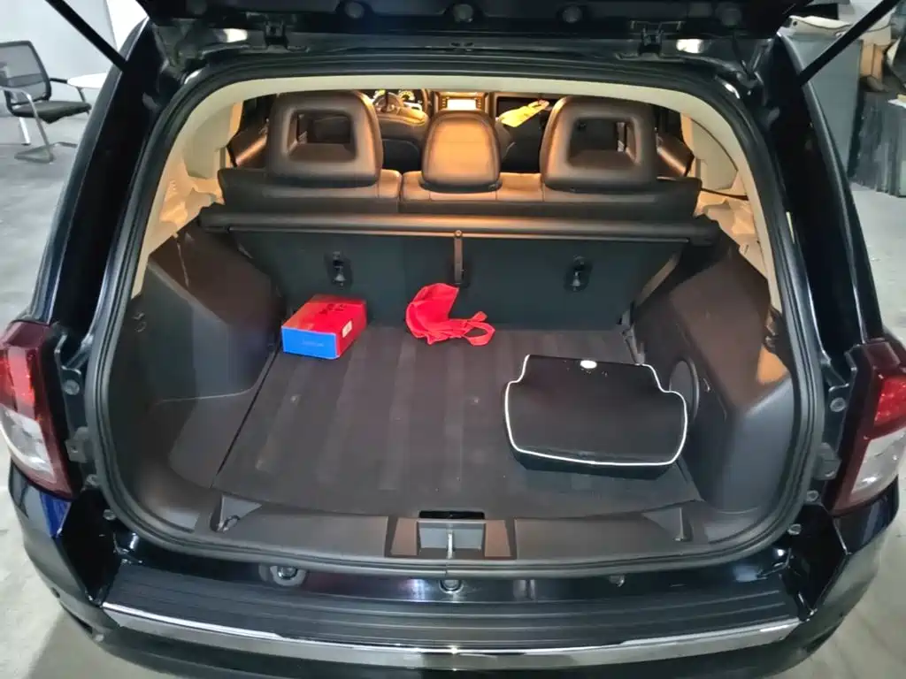 Jeep Compass (Import) 2014 2014 Facelift 2.4L 4WD Luxury Navigation Edition