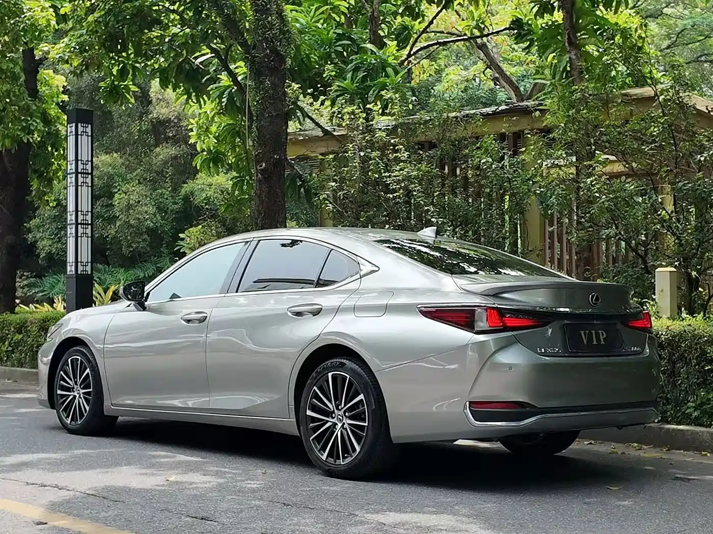 Фото 11 - Lexus ES