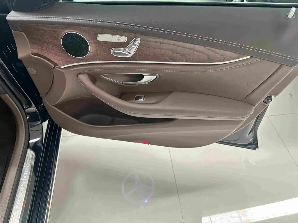Mercedes-Benz E-Class, миниатюра 7