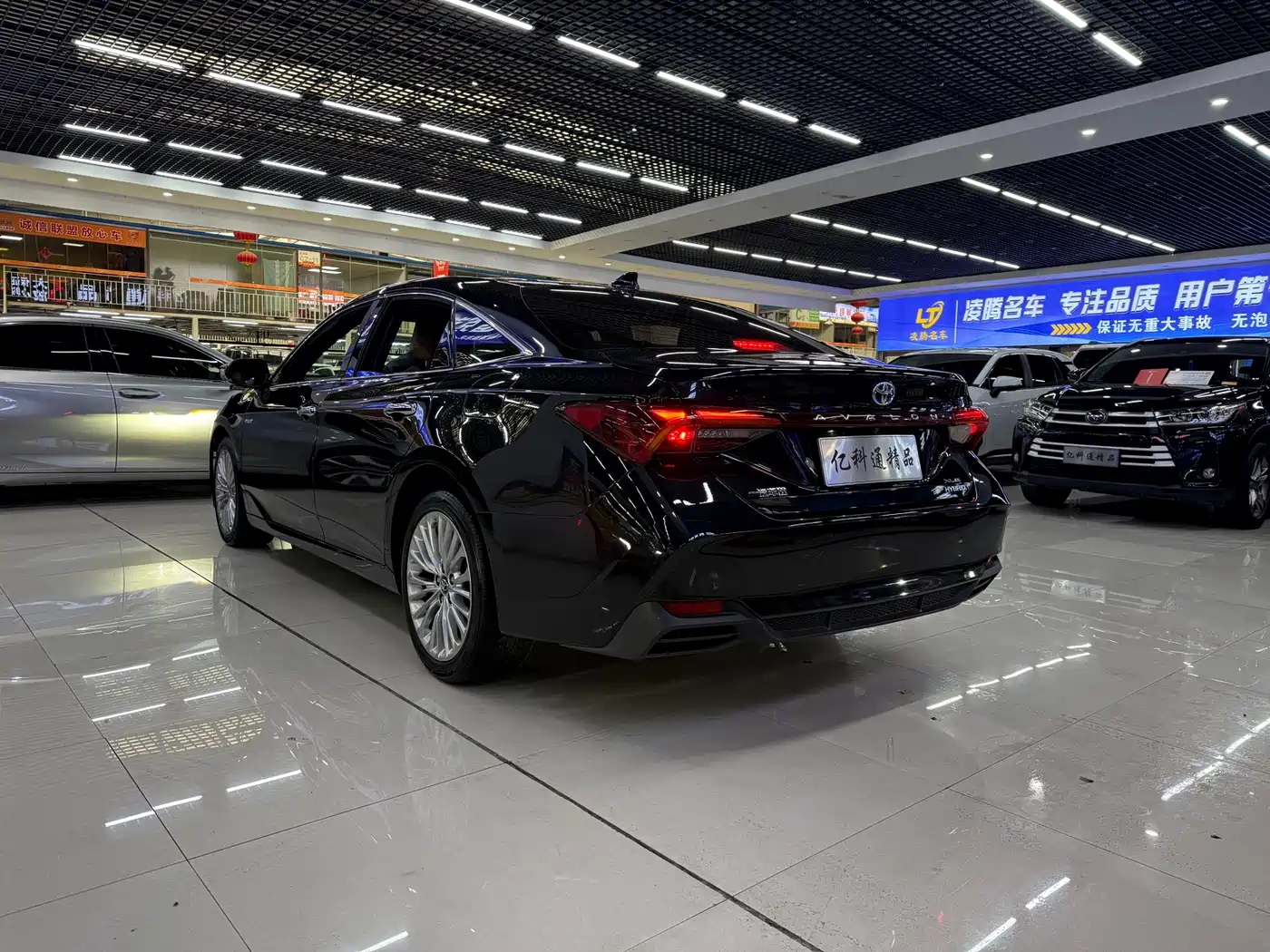 Toyota Avalon 2019 Hybrid 2.5L XLE Premium Edition China V фото 5
