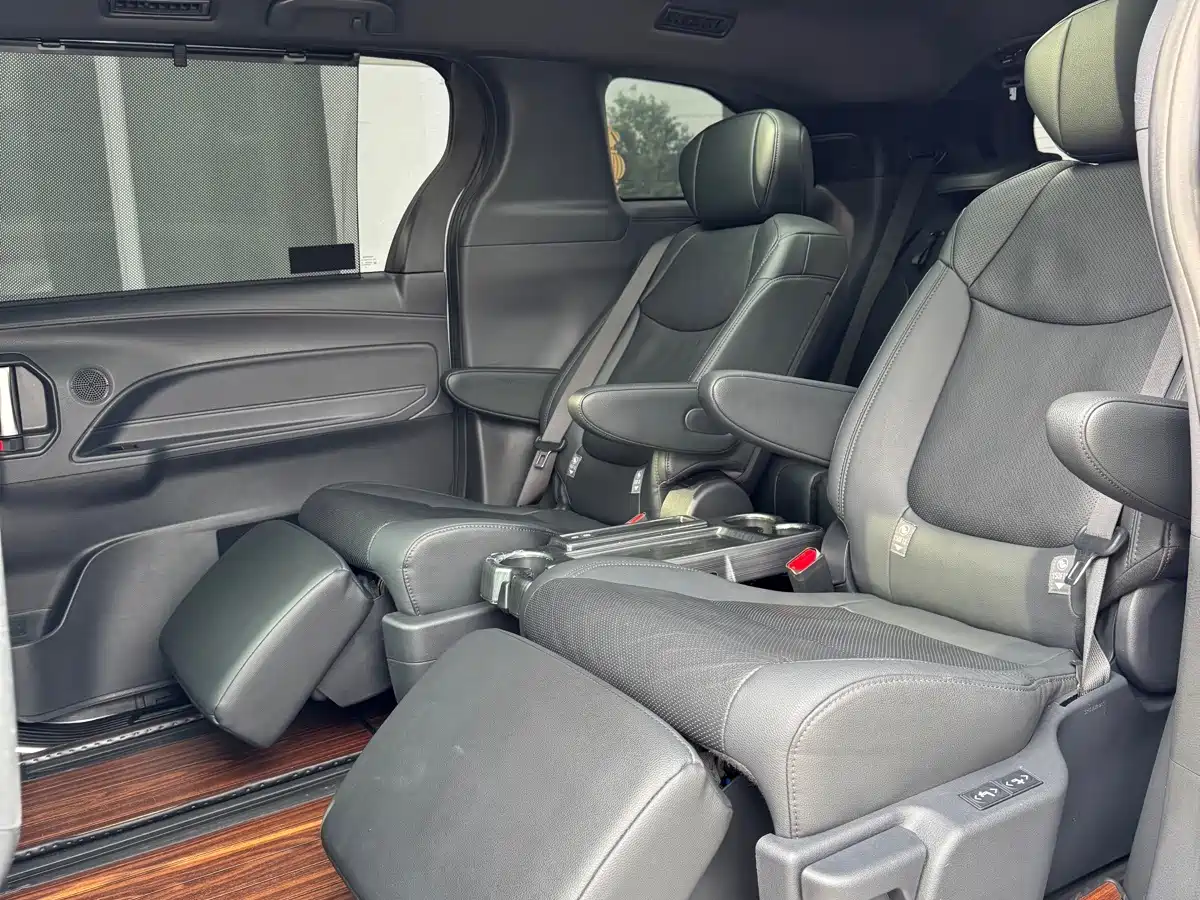 Фото 8 - Toyota Sienna