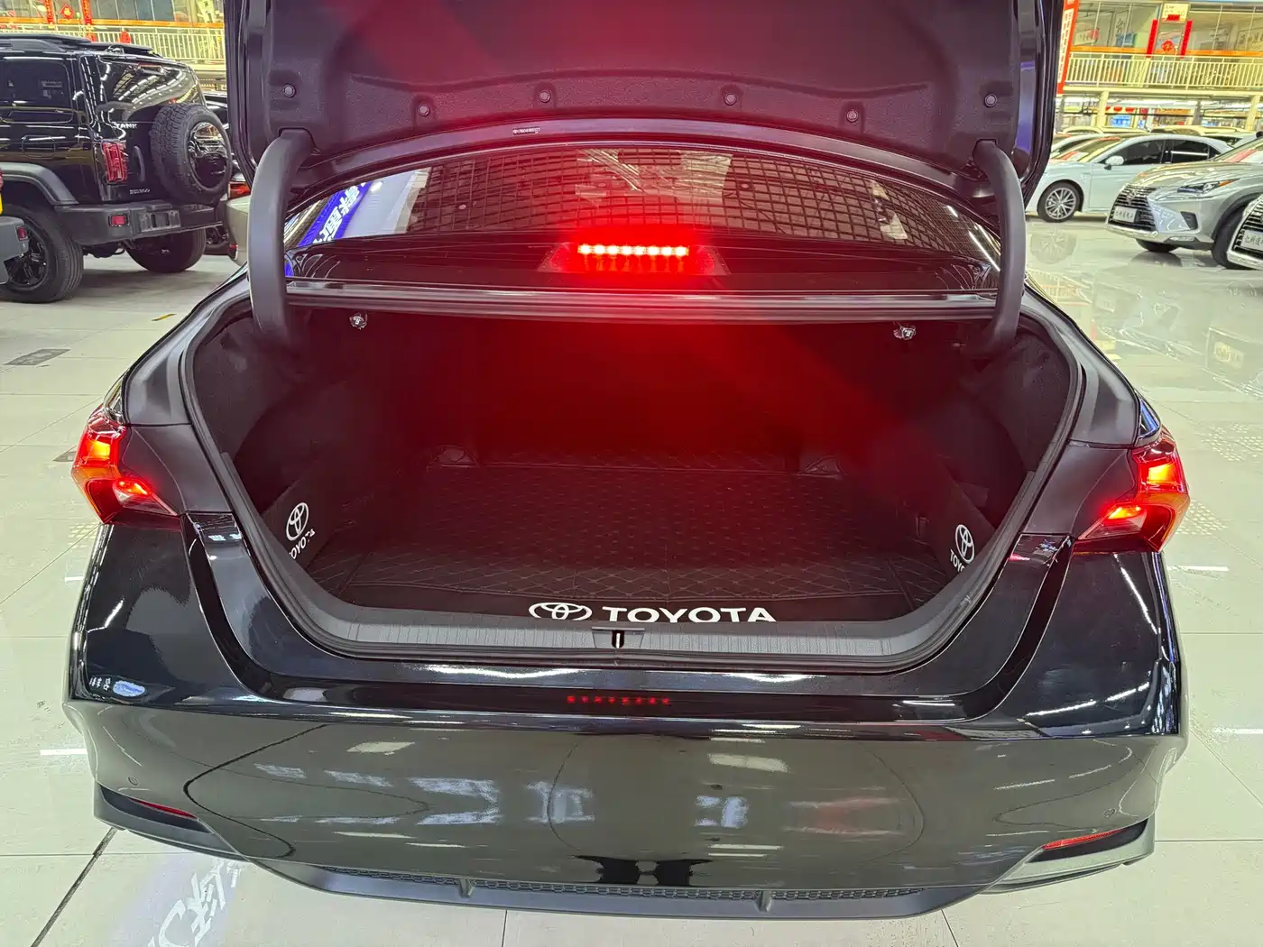 Toyota Avalon 2019 Hybrid 2.5L XLE Premium Edition China V фото 6