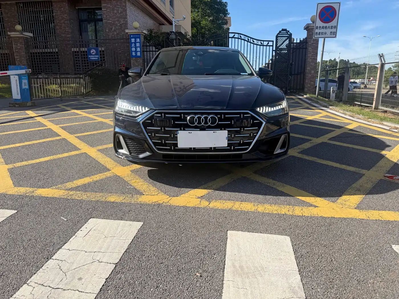 Фото 2 - Audi A7L