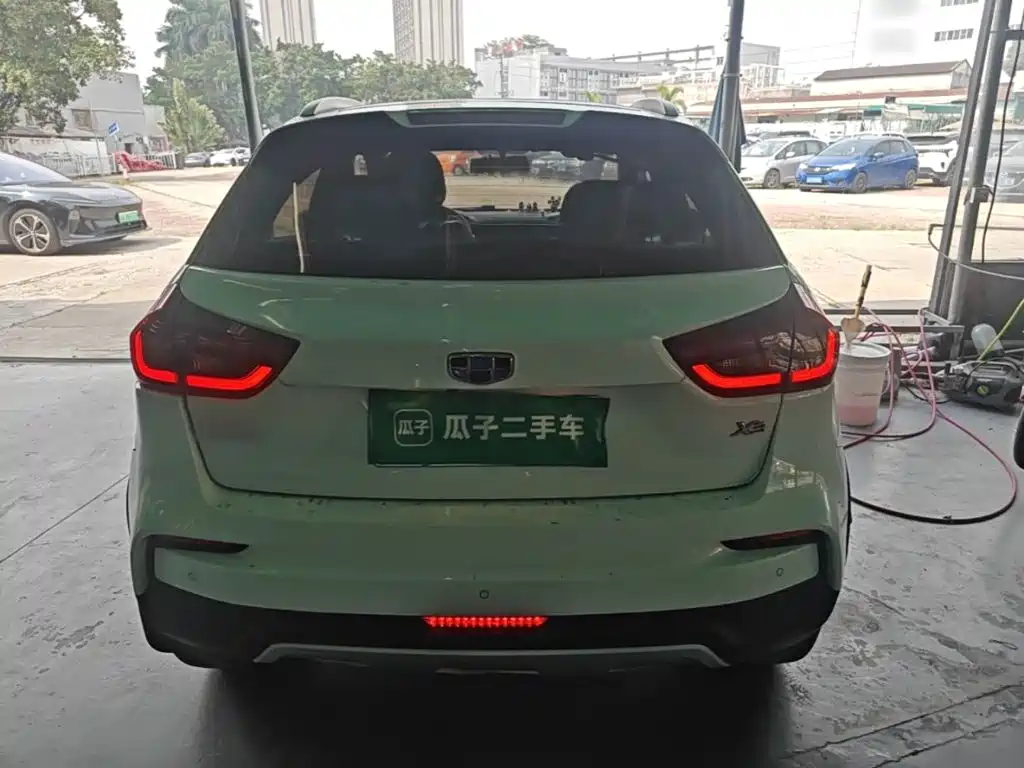 Фото 6 - Geely Vision X3
