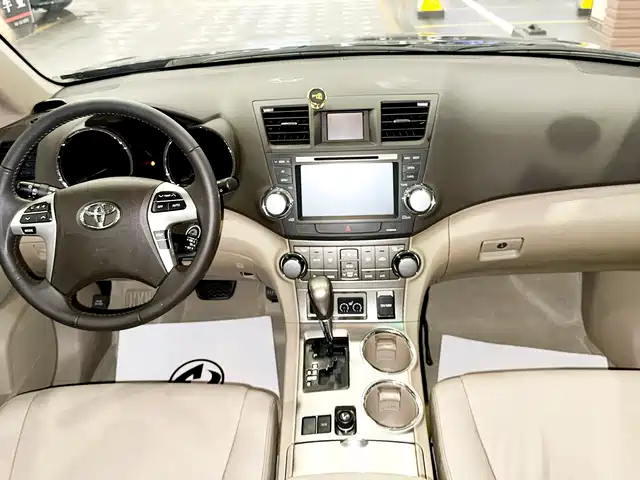Toyota Highlander 2012 2.7L 2WD 7-Seater Luxury Navigation Edition — фото 5