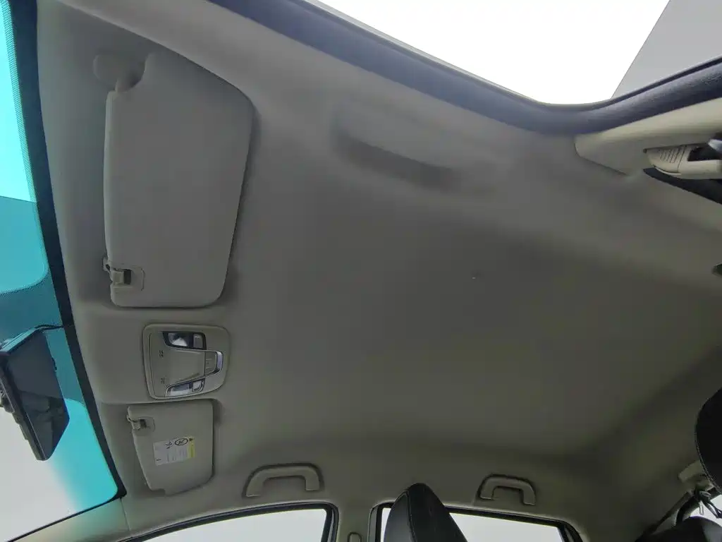 Фото 14 - Geely Vision X3