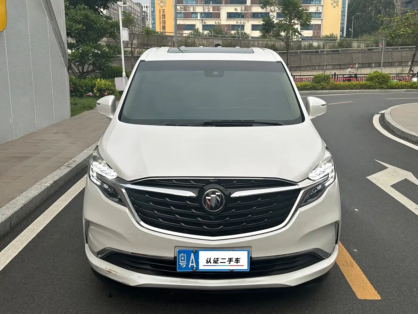 Photo 2 - Buick GL8