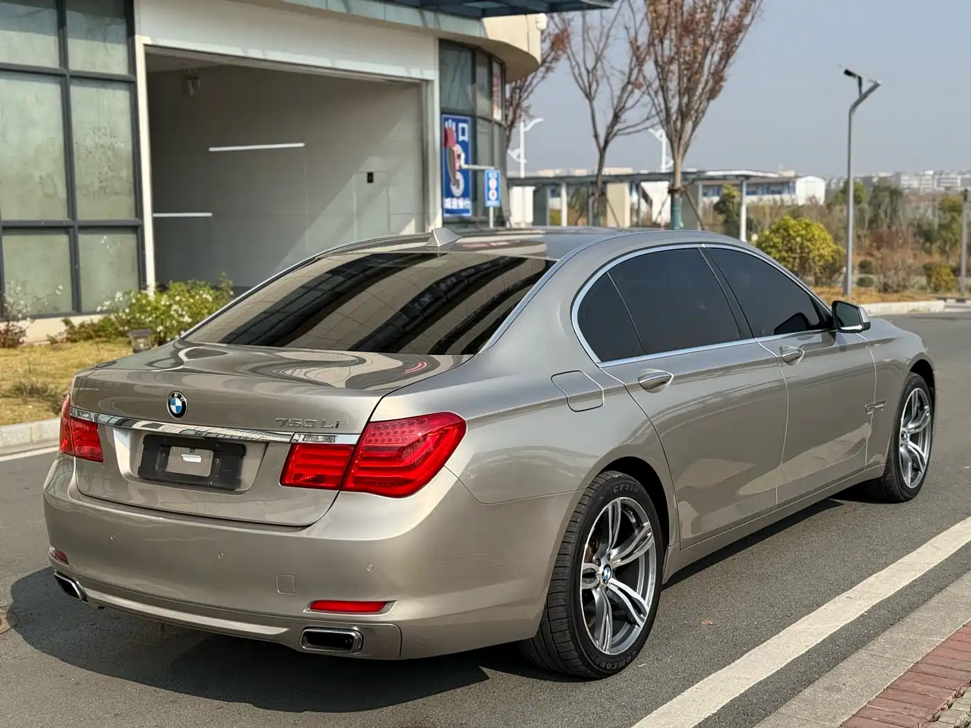 BMW 7 Series 2011 750Li xDrive фото 8
