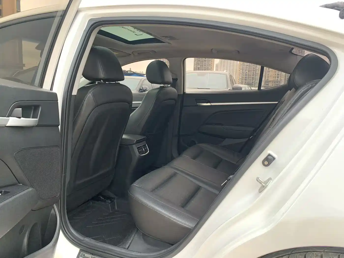 Hyundai Elantra 2016 1.6L Auto Smart·Luxury Edition фото 9