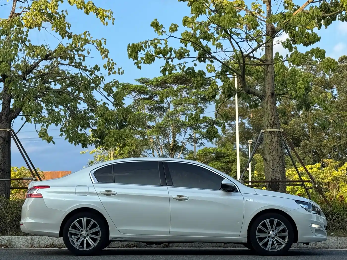 Peugeot 408 2015 Model 1.2T Automatic Luxury Edition фото 11