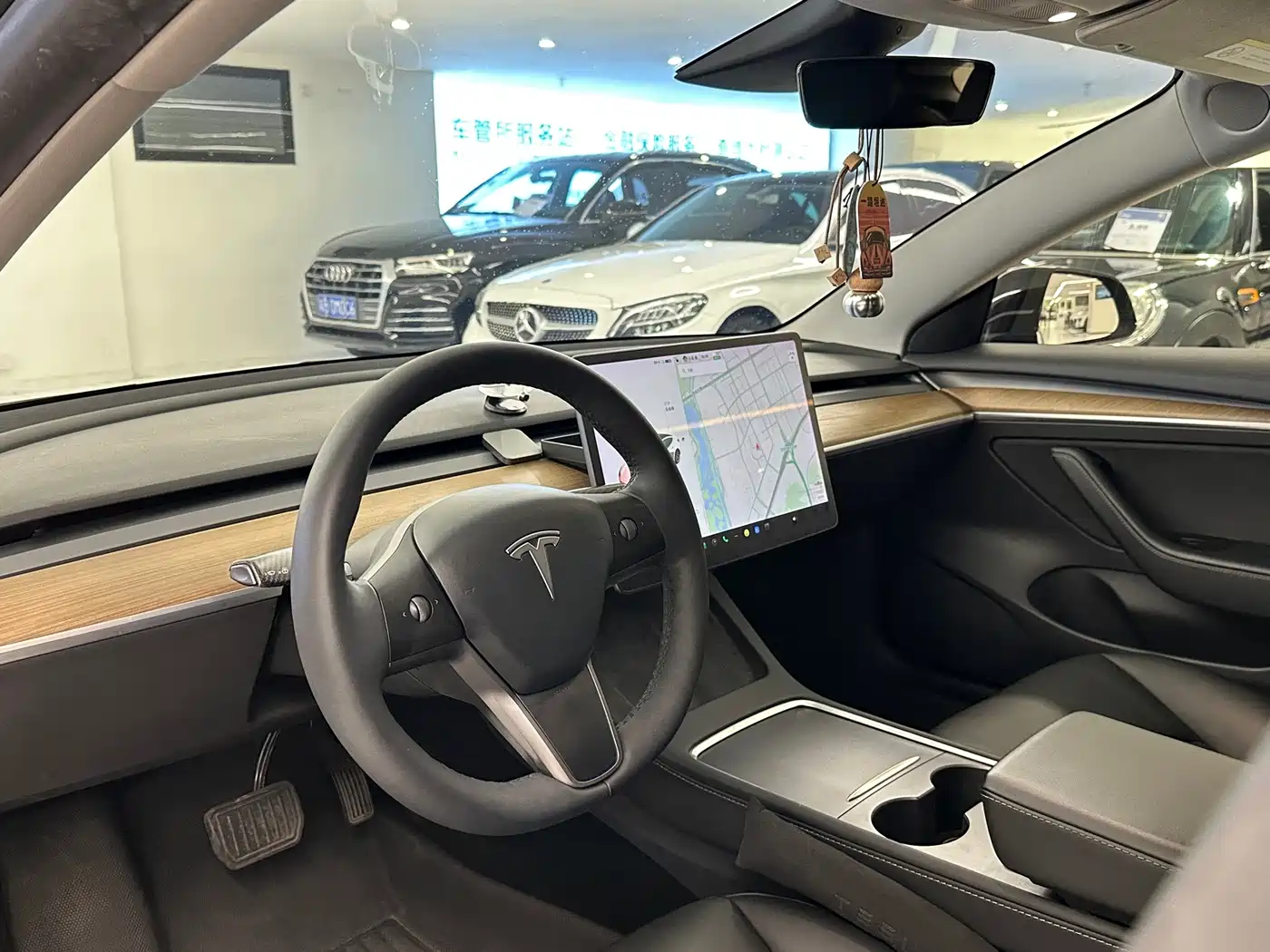 Фото 10 - Tesla Model 3