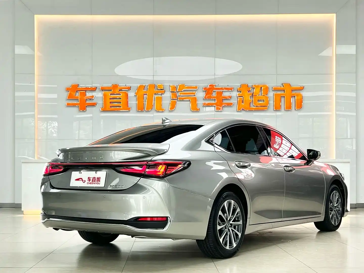 Фото 5 - Lexus ES