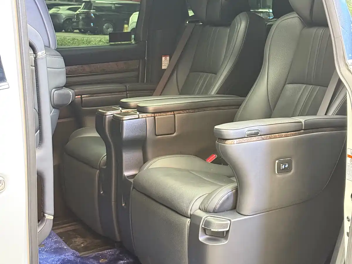 Toyota Vellfire 2021 Crown Hybrid 2.5L HV Premium Edition фото 17