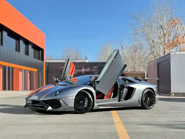 LAMBORGHINI AVENTADOR