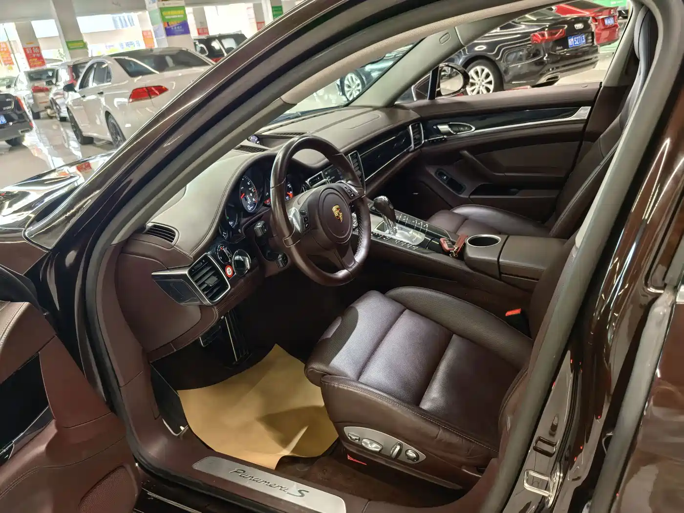 Photo 6 - Porsche Panamera
