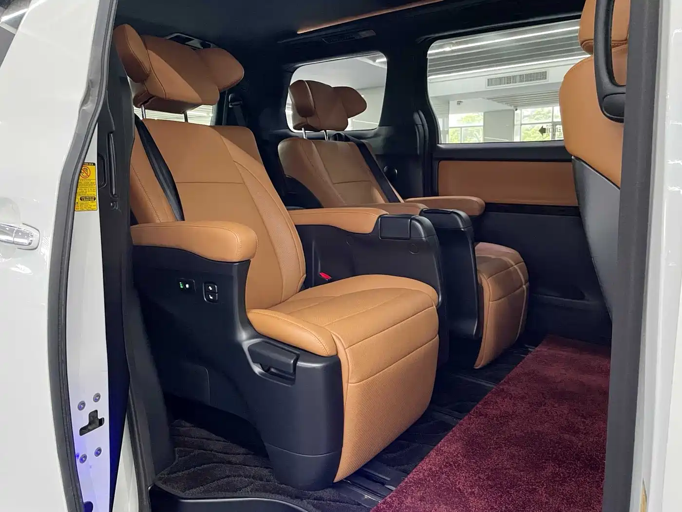 Toyota Alphard фото 7