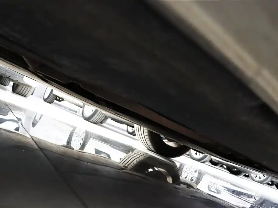 BMW 5 Series 2010 520Li Leading фото 28