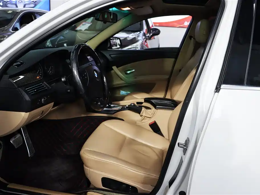 BMW 5 Series 2010 520Li Leading фото 4