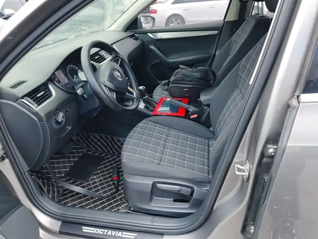 Škoda Octavia 2018 TSI230 DSG Comfort Edition фото 15