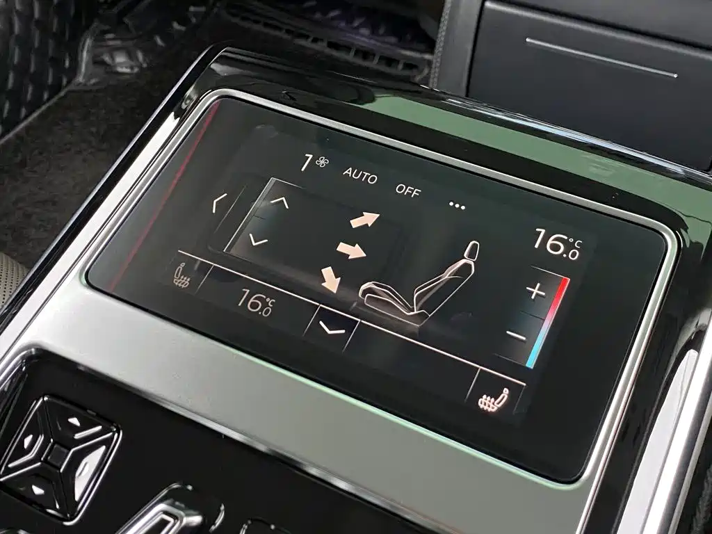 Photo 16 - Audi A8