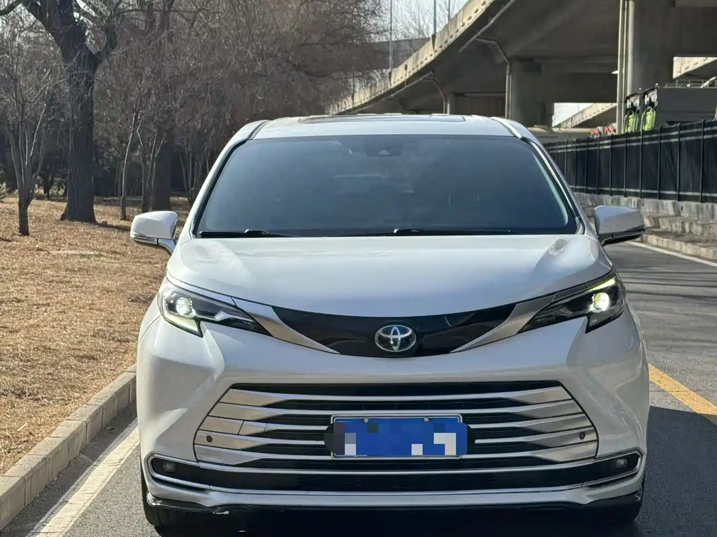 Toyota Sienna 2023 2.5L Hybrid Premium Edition фото 2