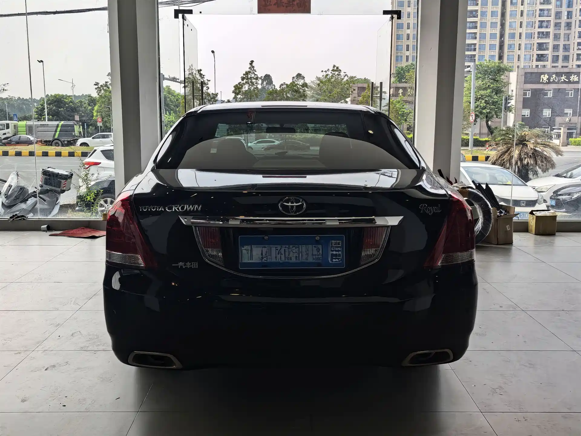 Photo 9 - Toyota Crown