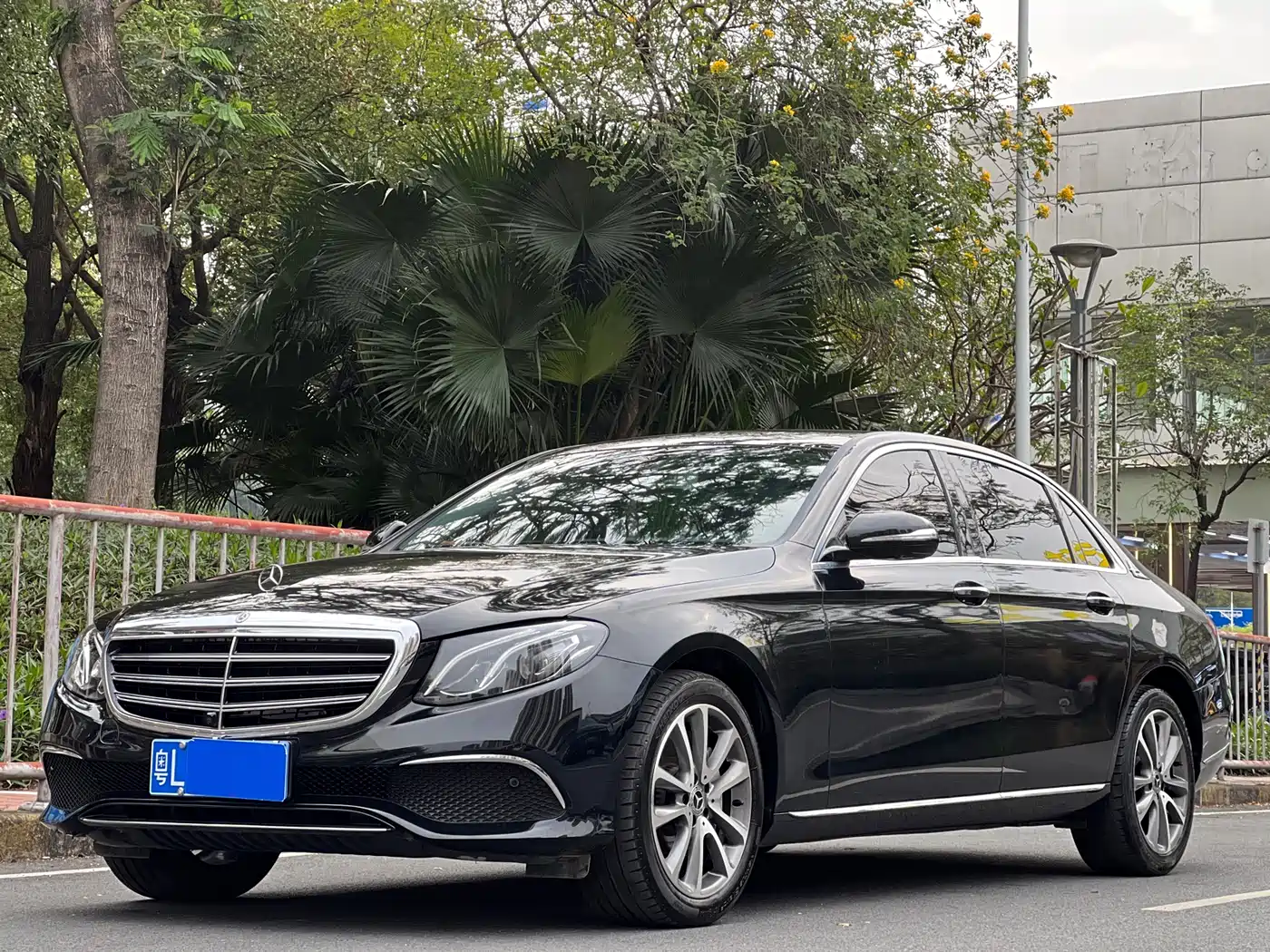 Mercedes-Benz E-Class 2019 E 300 L Fashion фото 18