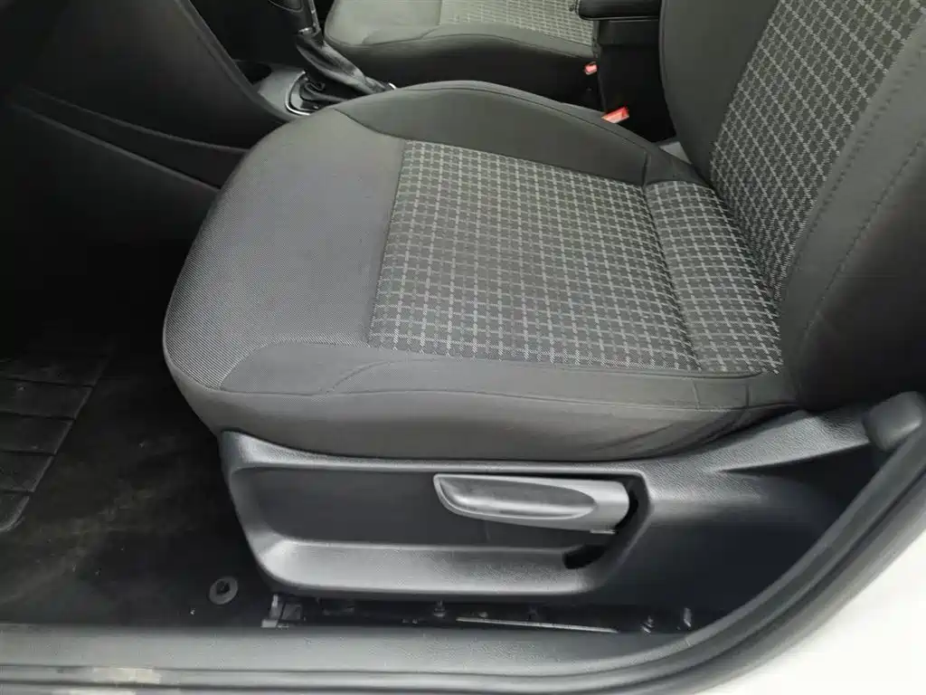 Volkswagen Polo 2016 1.6L Automatic Comfort фото 20